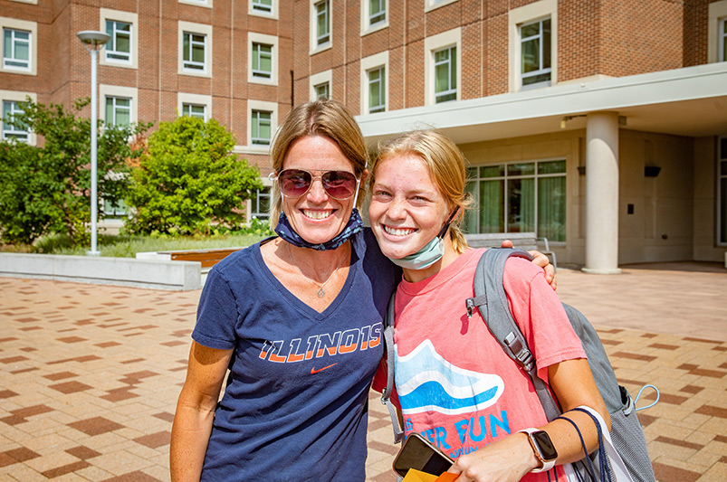 mother and daughter posing outside a residence hall on Move-In Day