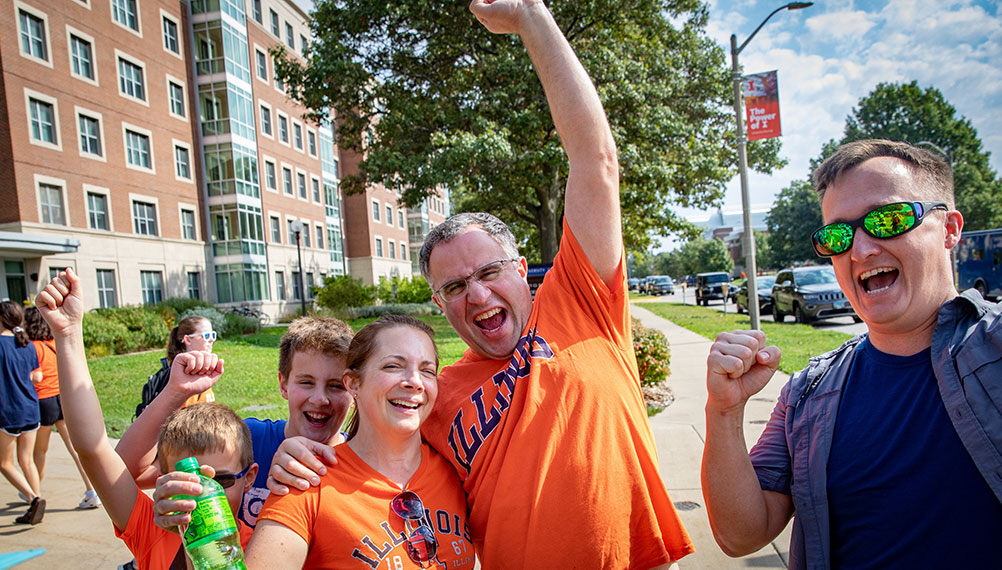 Illinois family visiting for Homecoming